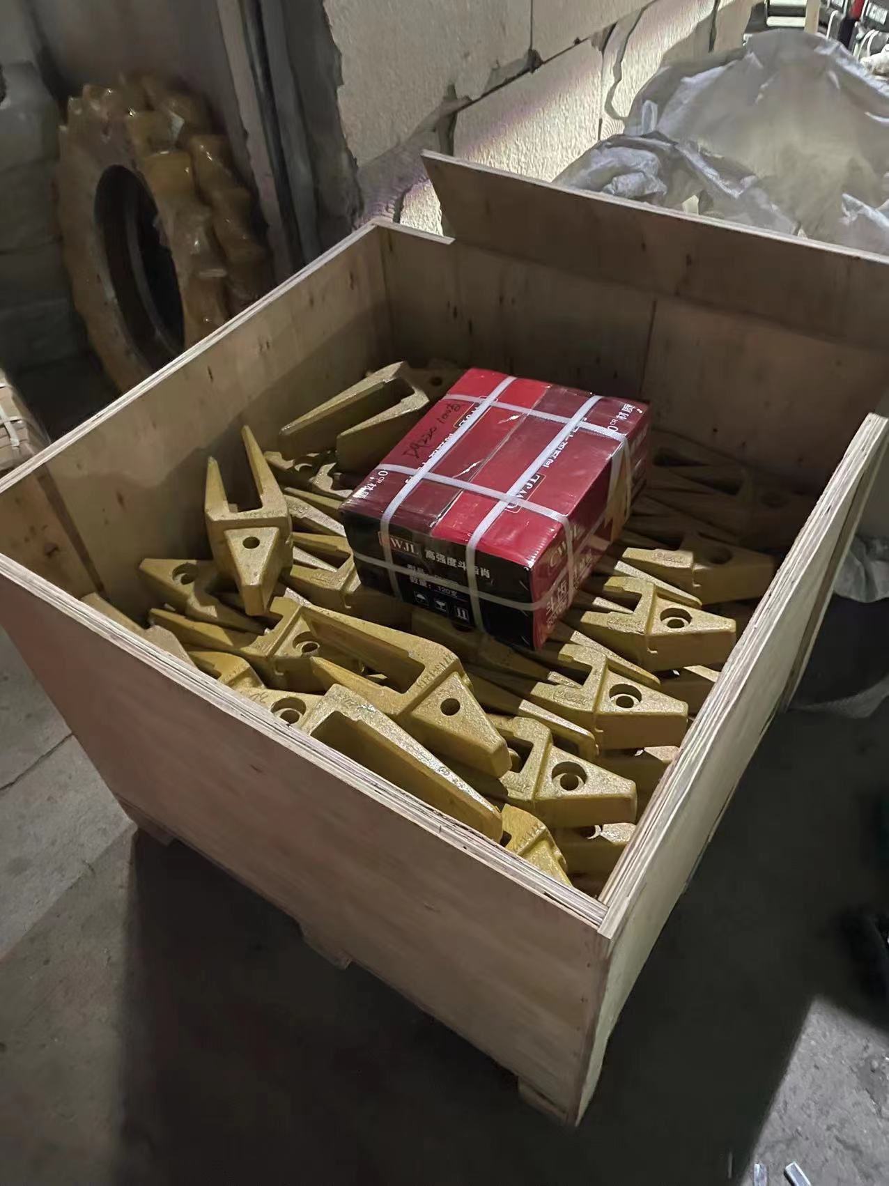 Bucket tooth packing and delivery